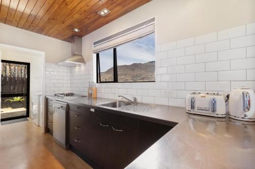 The Alpine - Close To Central Queenstown ** New **