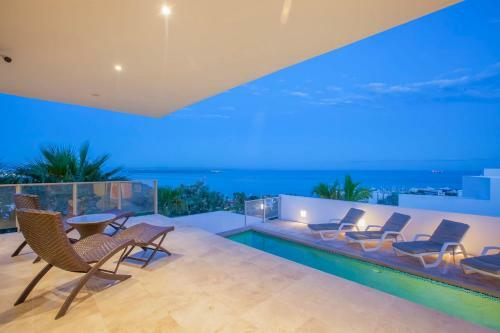 Panoramic Oceanview Home With Private Resort-style Pool