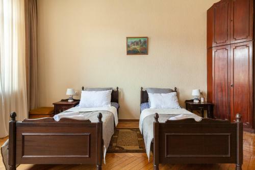Family Apartment On Agmashenebeli