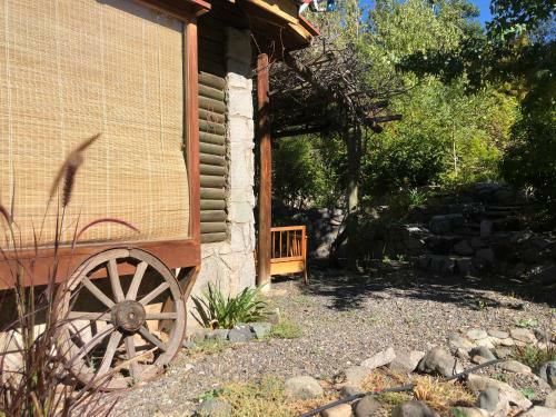 Casa de Monta�a Inmersa En Bosque Nativo