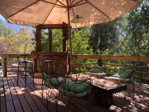 Casa de Monta�a Inmersa En Bosque Nativo