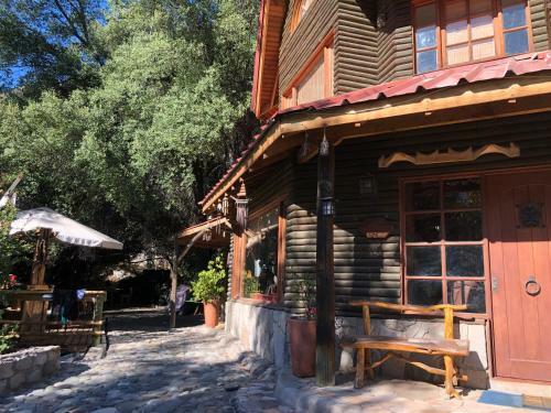 Casa de Monta�a Inmersa En Bosque Nativo