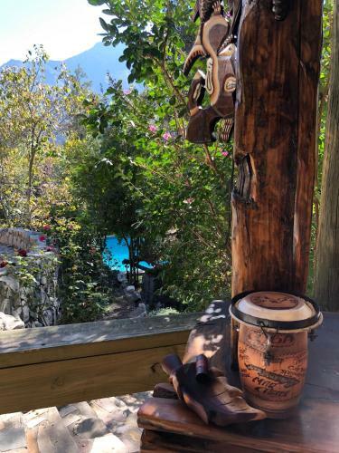 Casa de Monta�a Inmersa En Bosque Nativo