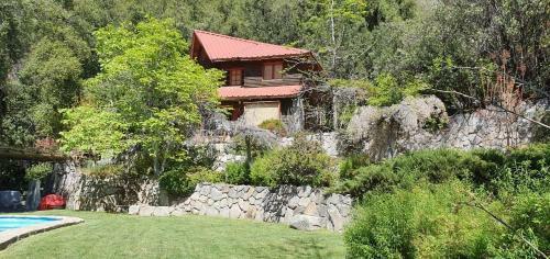 Casa de Monta�a Inmersa En Bosque Nativo