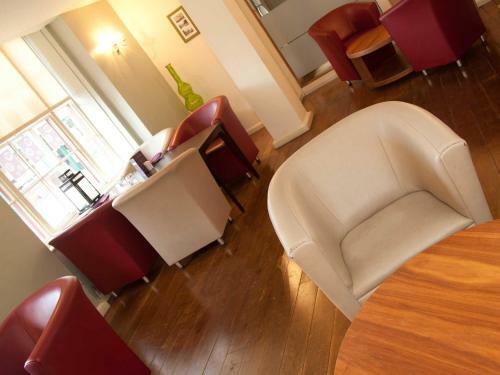The Warwick Arms Hotel