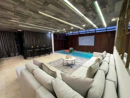 Casa Catalina Luxury 9bdr Villa In Lleras Park