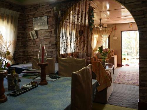 Hostal Redwood Homestay