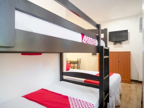 Hotel Vaccinated Staff - Oyo 552 Vines Ape Nap Hostel