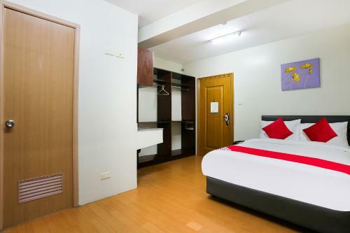 Hotel Vaccinated Staff - Oyo 190 Anglo Residences