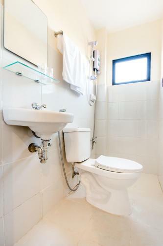 Hotel Vaccinated Staff - Oyo 490 V-cat Apartelle