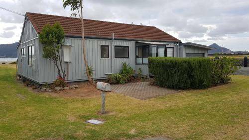 The Sunrise Bach - One Tree Point Holiday Home
