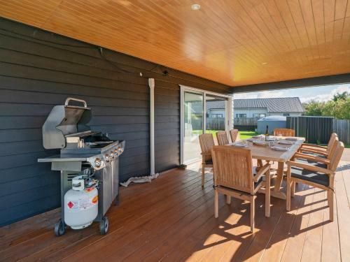 Sundaze Escape - Cooks Beach Holiday Home
