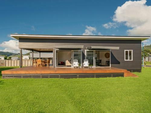 Sundaze Escape - Cooks Beach Holiday Home
