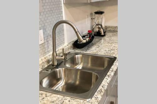New 2 Bedroom Luxury Apartment -great Location -modern