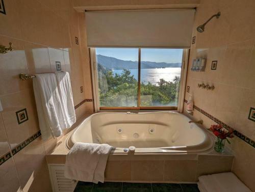 Apartamento 2 Bed/2 Bath Condo W/stunning Ocean Views & Pool