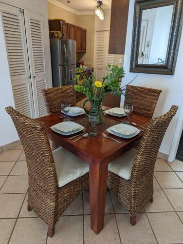 Apartamento 2 Bed/2 Bath Condo W/stunning Ocean Views & Pool