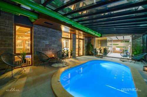 103 Alpine Hotel