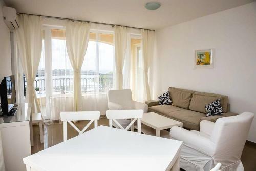 Summer Breeze And Sea View In 2-bdr Apartment