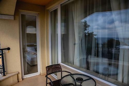 Summer Breeze And Sea View In 2-bdr Apartment