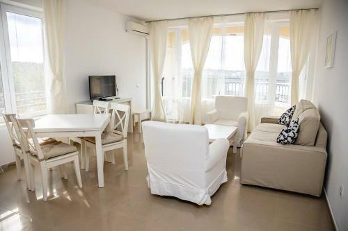 Summer Breeze And Sea View In 2-bdr Apartment