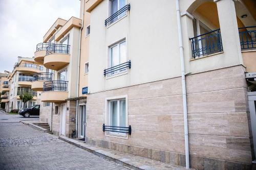 Summer Breeze And Sea View In 2-bdr Apartment