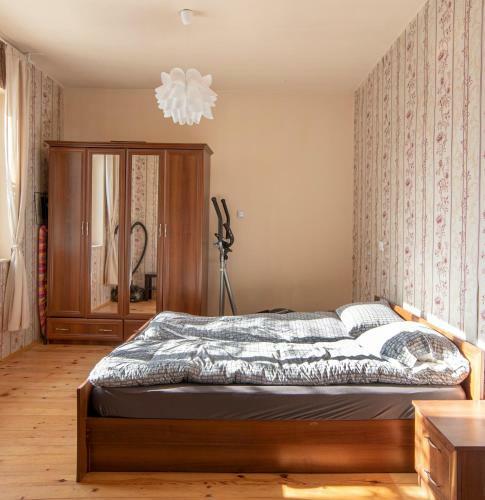 Quiet 2-bedroom Apartment With Own Private Garden