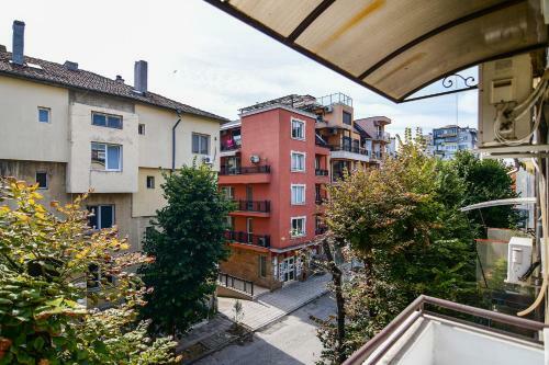 Spacious Apartment At Central Location - Karavelov