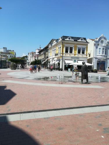 Zhakler - Top Center Apartment Opposite Starbucks