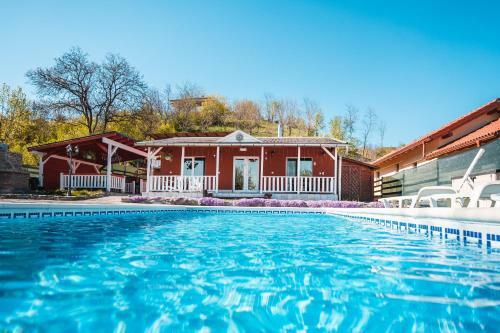 Charming Home By Feleacu