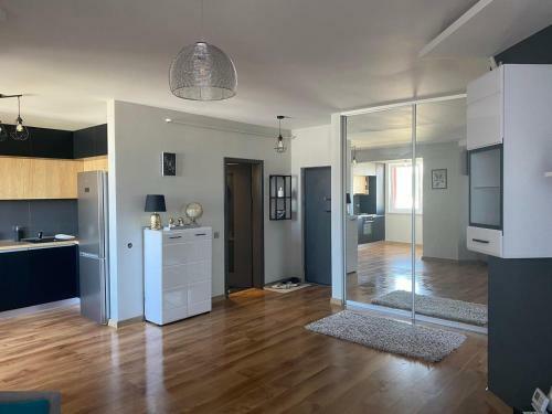 Apartamento Deluxe Condo With Living , Kitchen And Bedroom