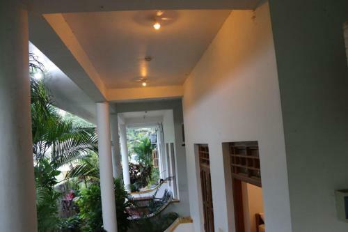 Sandy Bay Hotel Arugambay
