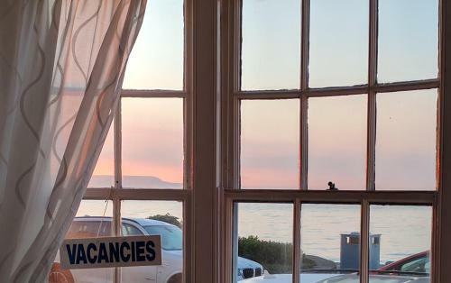 Hostal Whitecliff Guest House
