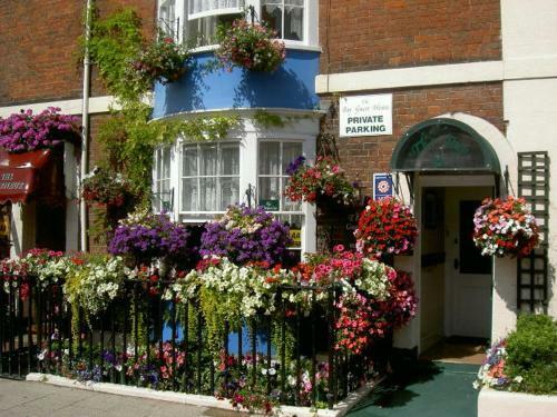 Hostal The Bay Guest House