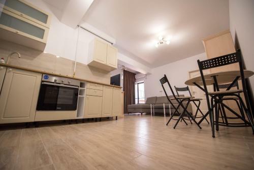 New Central Lake Apartment Mamaia Iaki