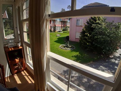 Agrad�vel Apartamento Pr�ximo Ao Lago Negro - Gramado