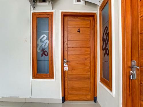 Hotel Vaccinated Staff - Oyo 90174 Ebarly Syariah