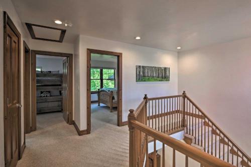 Updated Family Getaway With Hot Tub And Ski Shuttle!