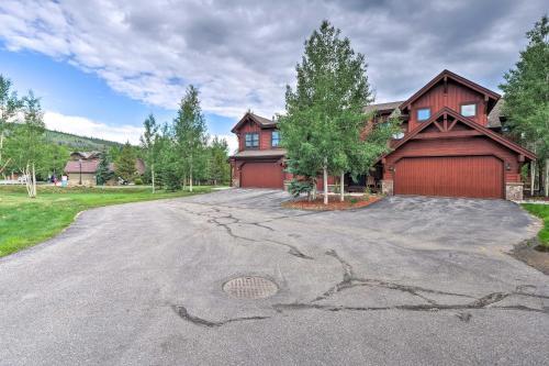 Updated Family Getaway With Hot Tub And Ski Shuttle!