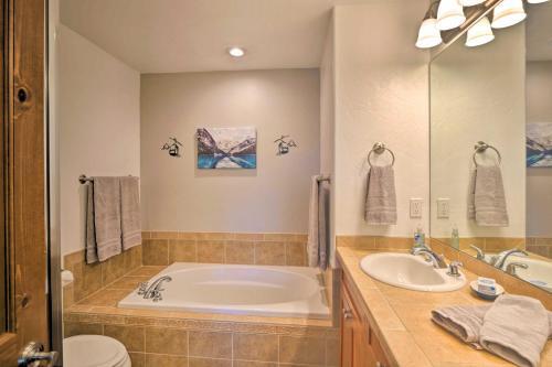 Updated Family Getaway With Hot Tub And Ski Shuttle!