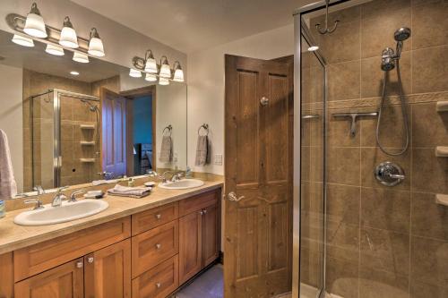 Updated Family Getaway With Hot Tub And Ski Shuttle!