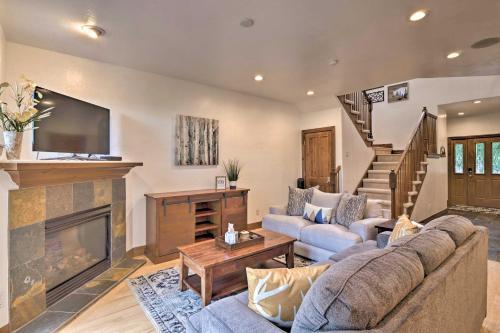 Updated Family Getaway With Hot Tub And Ski Shuttle!