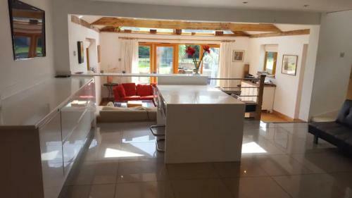 Prestwick Oak - Open Plan 2 Double Ensuite Rural Oak Framed House Sleeps 4 Plus Aonb