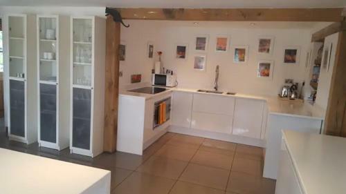 Prestwick Oak - Open Plan 2 Double Ensuite Rural Oak Framed House Sleeps 4 Plus Aonb
