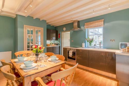 2 Manor Lodge Cottages