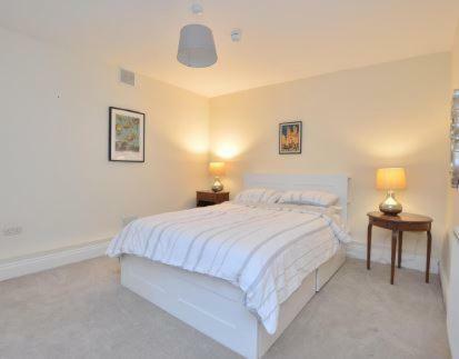 Beautiful Regency Apartment With 2 Bedrooms, Courtyard And Parking