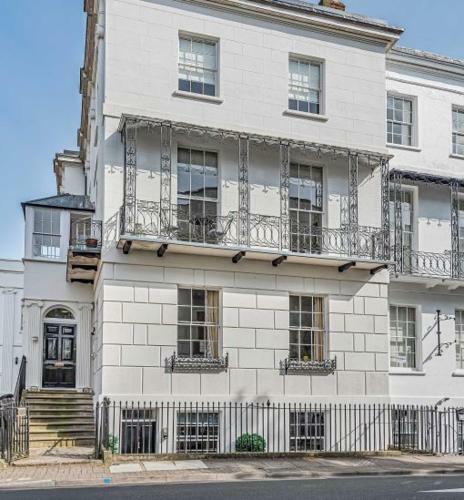 Beautiful Regency Apartment With 2 Bedrooms, Courtyard And Parking