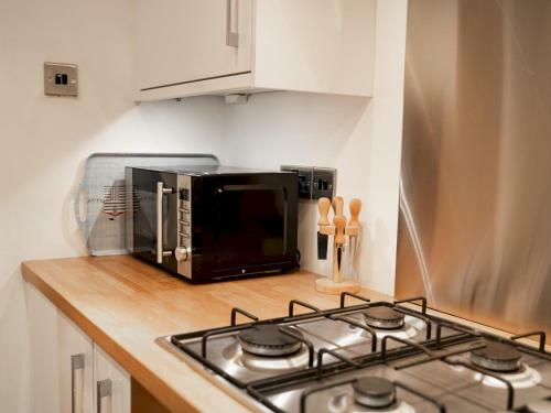 Pass The Keys Cosy, 2-bed Home In Popular Handbridge - Parking