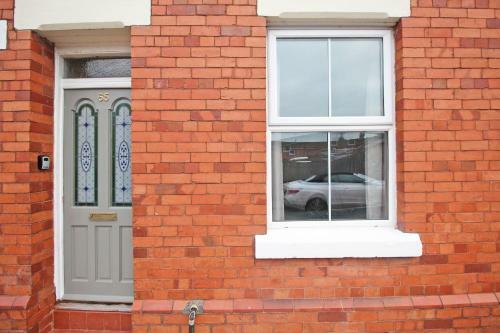 Cheerful Two Bedroom Town House In Chester