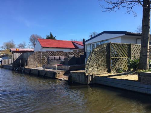 Holzhaus St.pauli Mit Steg Und Wasseblick
