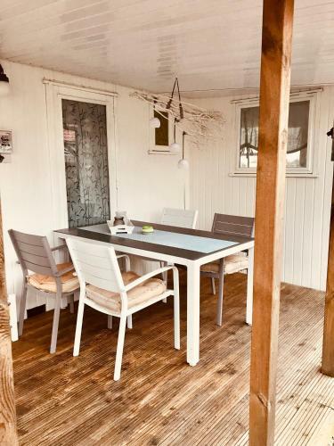 Holzhaus St.pauli Mit Steg Und Wasseblick